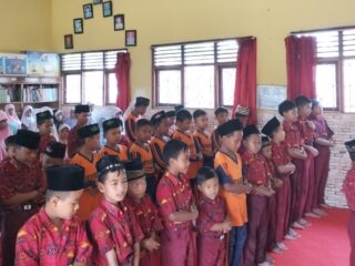 Kegiatan Rutin Sholat Dhuha di UPT SD Negeri 2 Pajaresuk: Menanamkan Disiplin dan Jiwa Religius Sejak Dini Pagi Hari Dimulai dengan Ibadah